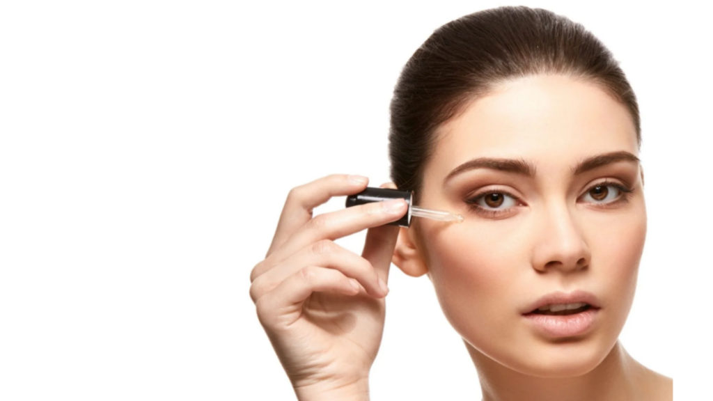 Frau mit natürlicher, ruhiger Haut in sanftem Licht – Symbol für ausgewogene Hautpflege und Hautbarriere